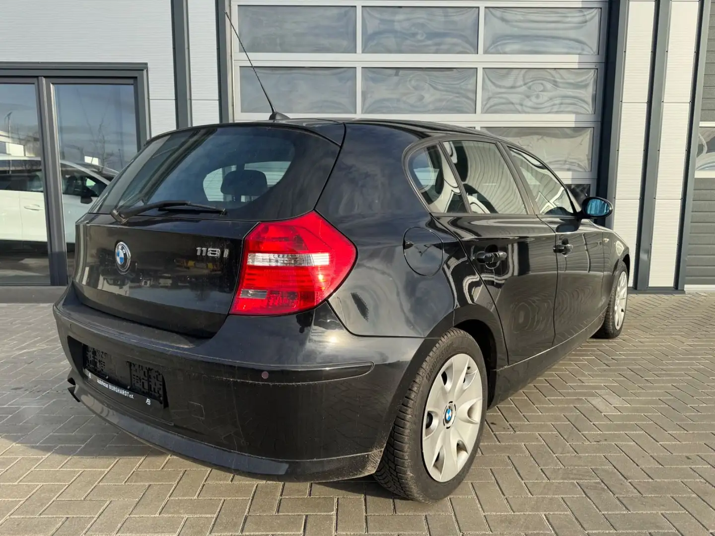 BMW 118 1 Limousine 118i Schwarz - 2