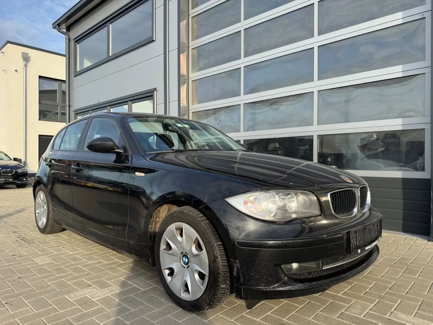 BMW 118 1 Limousine 118i Schwarz - 1