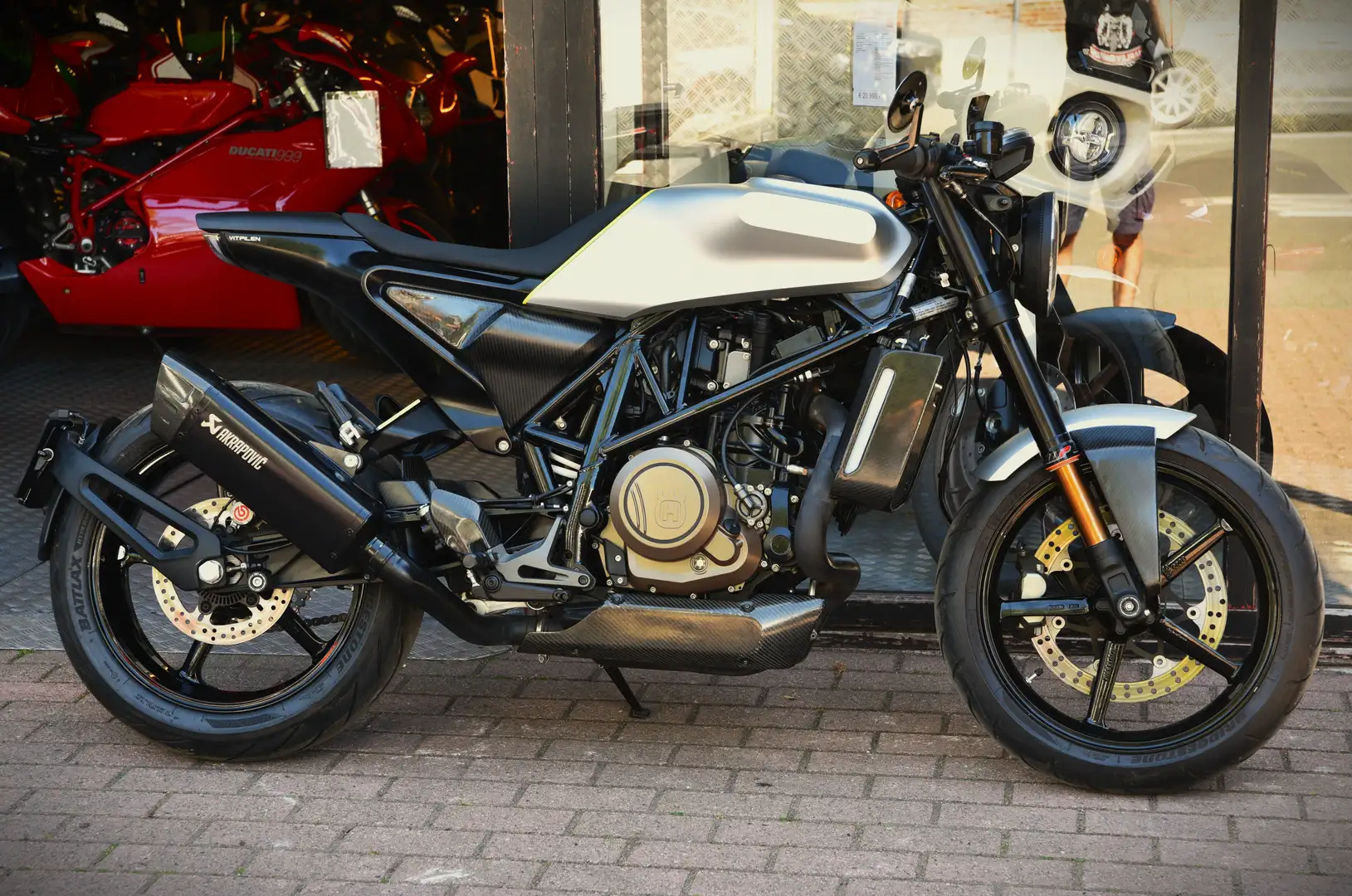 Husqvarna Vitpilen 701 ***MOTO VERTE*** Argent - 2