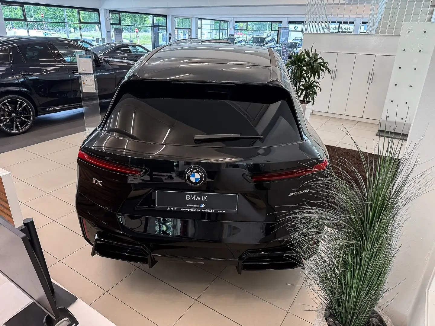 BMW iX xDrive45 M Sport * Panorama-Glasdach Sky Lounge * Schwarz - 2