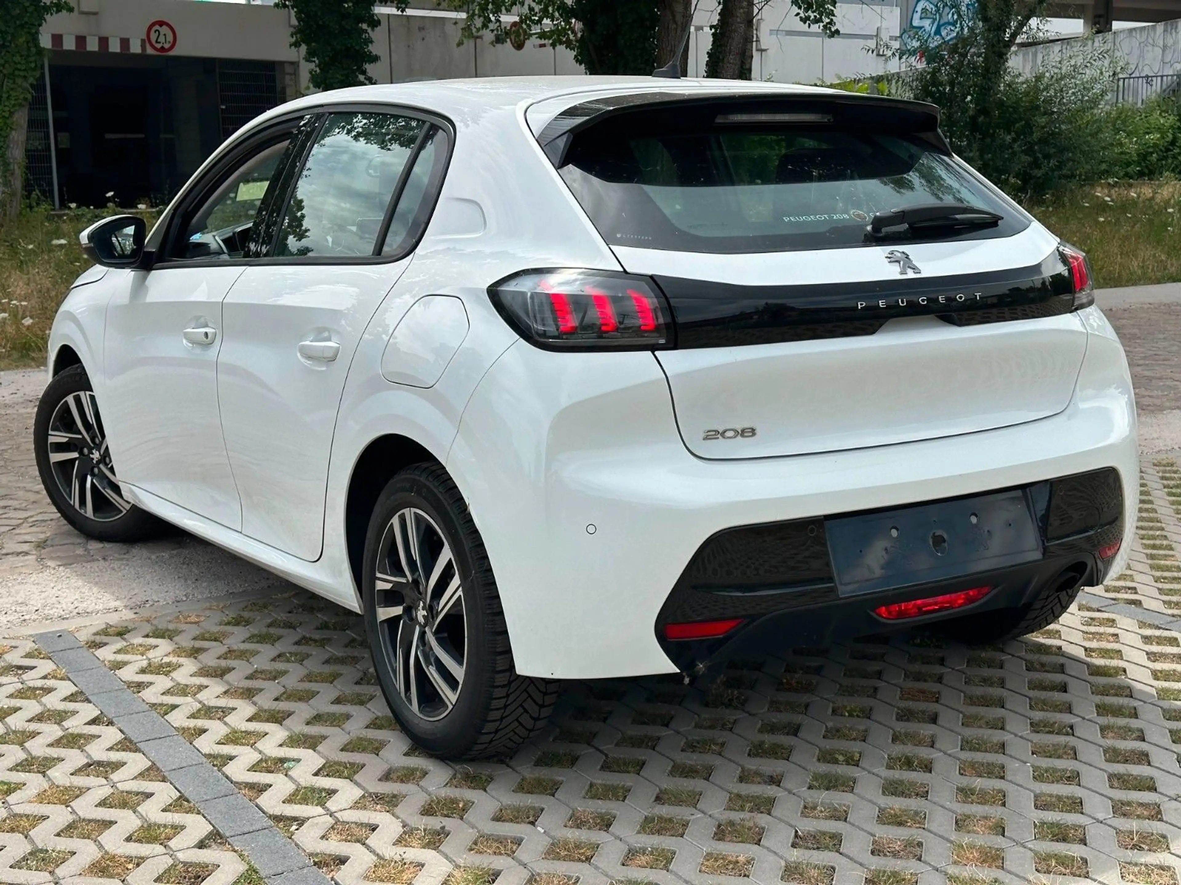 Peugeot 208 208 Allure PureTech 100. LED. PDC. AUTOM.KLIMA — photo 6