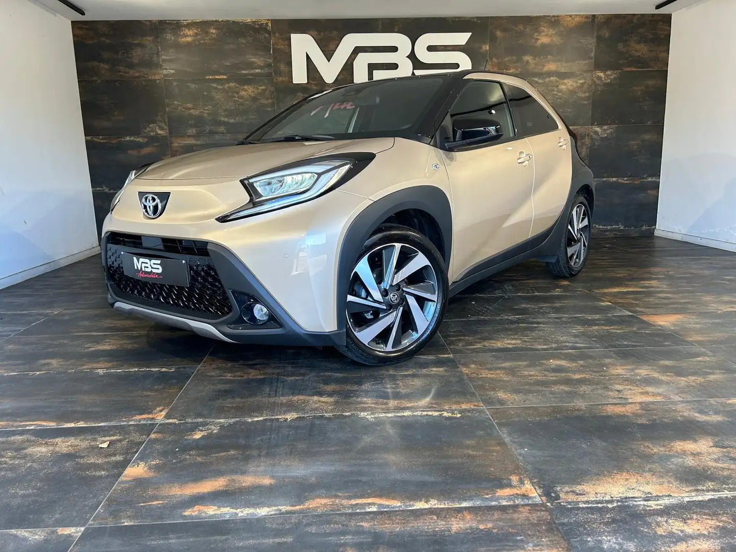 Toyota Aygo X *1ER MAIN *FAIBLE KLM *CLIM *CAMERA *FEUX LED *GPS Bej - 2