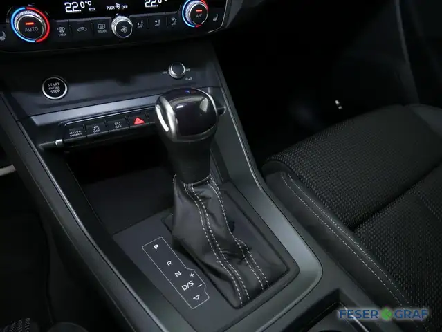 Audi Q3 view 9