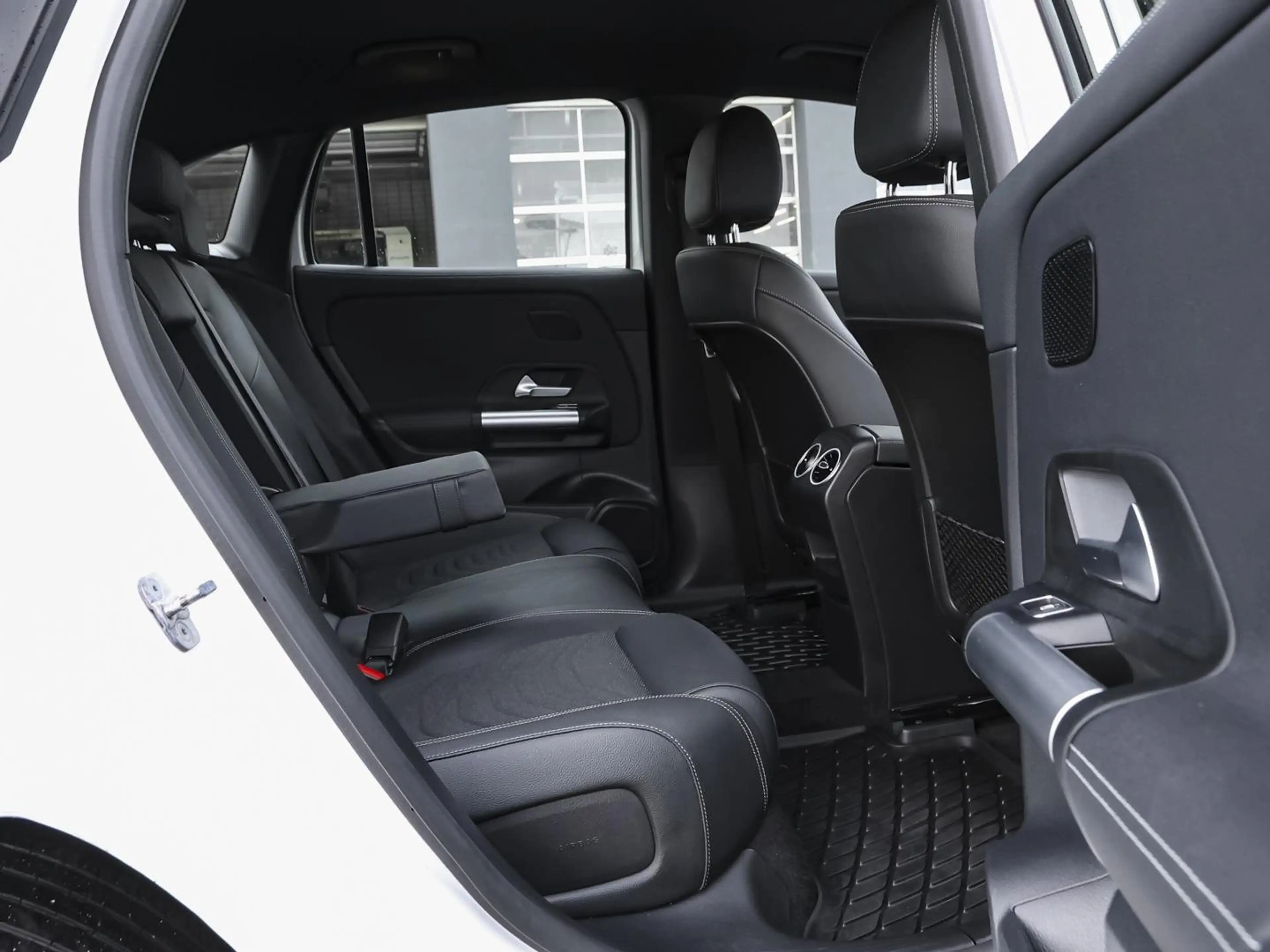 Mercedes-Benz EQA 300 4M Progressive Premium Distronic AHK — photo 7