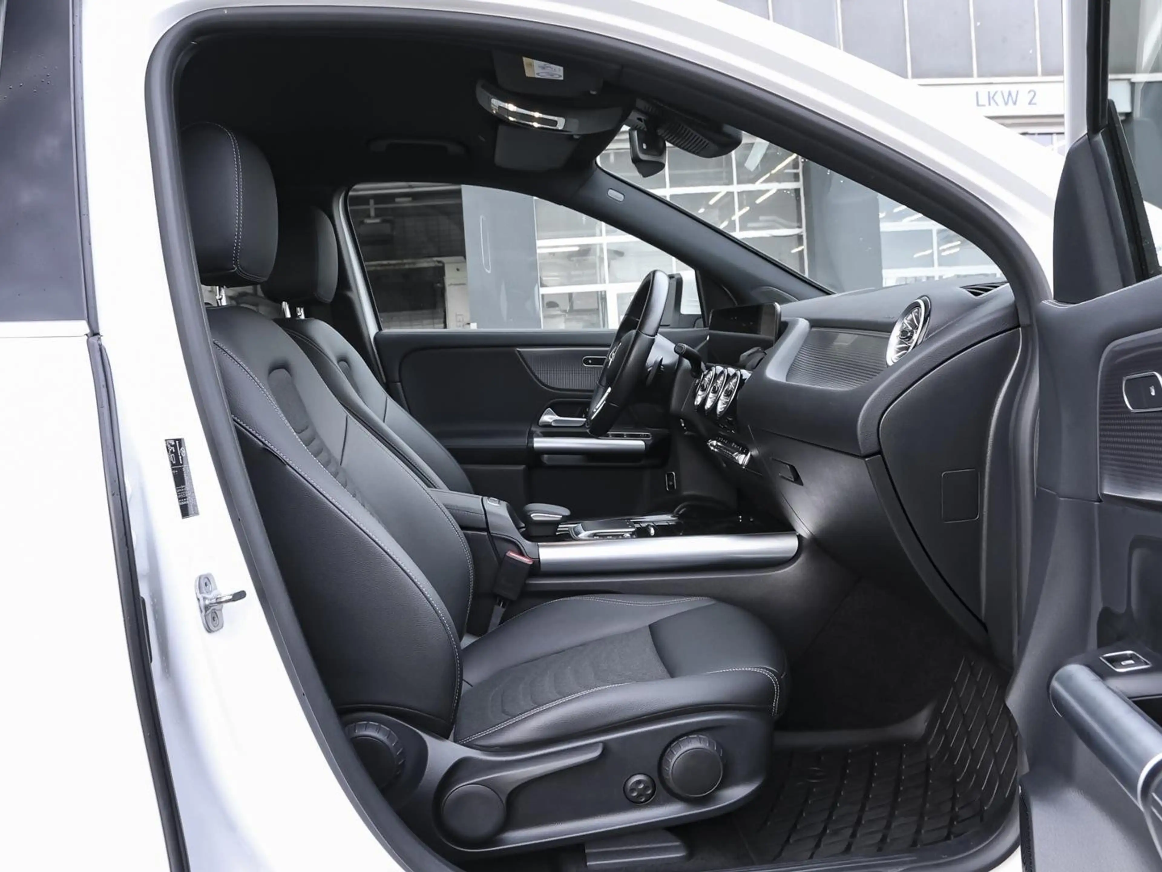 Mercedes-Benz EQA 300 4M Progressive Premium Distronic AHK — photo 6