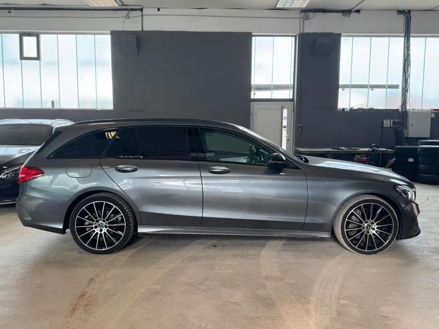 Mercedes-Benz C 400 T 4Matic AMG 2HD CAM DCC LED NAV LEDER AHK Gris - 2