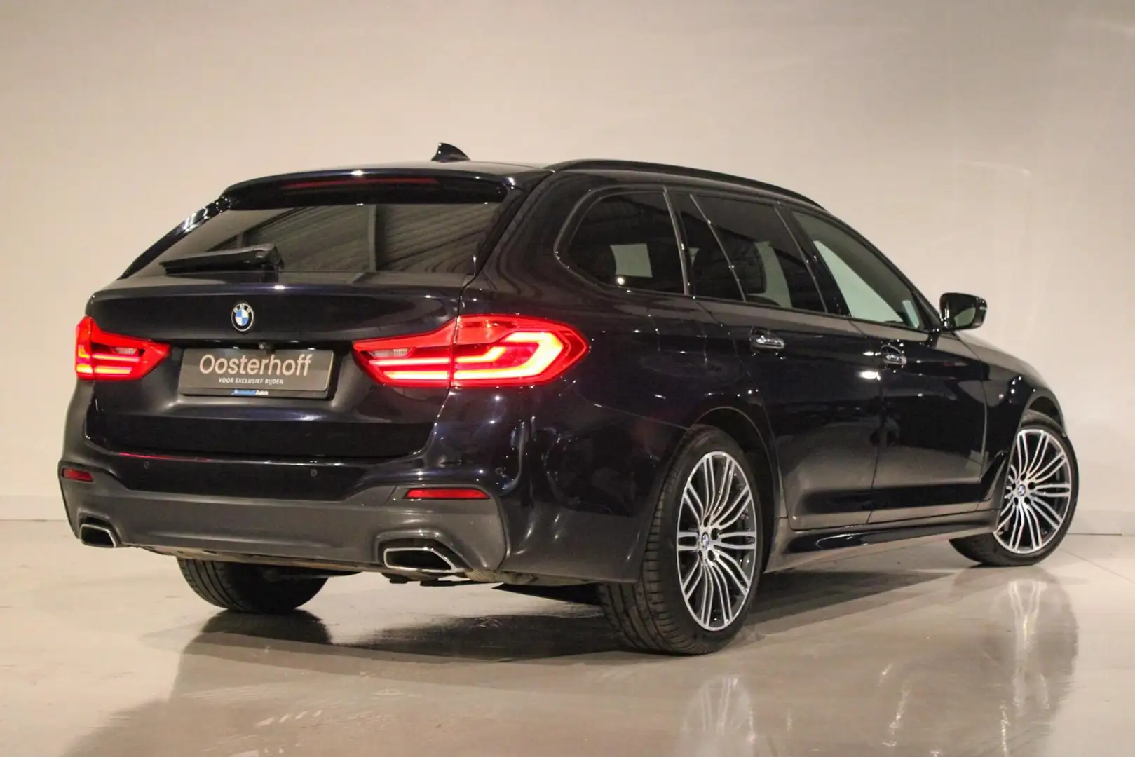 BMW 540 5-serie Touring 540i xDrive High Executive PANO | Noir - 2