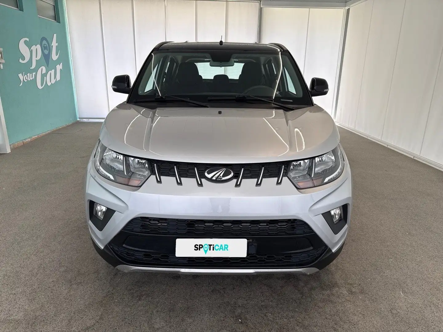 Mahindra KUV100 NXT 1.2 K8 Grau - 2