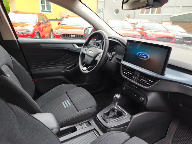 Ford Focus view 12