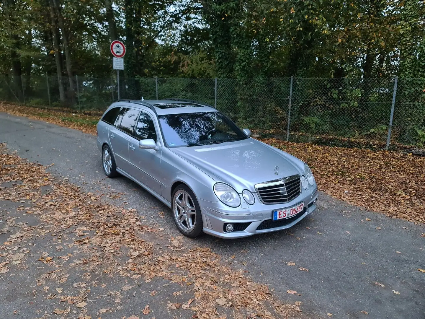 Mercedes-Benz E 63 AMG E63 AMG T 7G Top Zustand Gr.Service Orig.Lack Stříbrná - 1