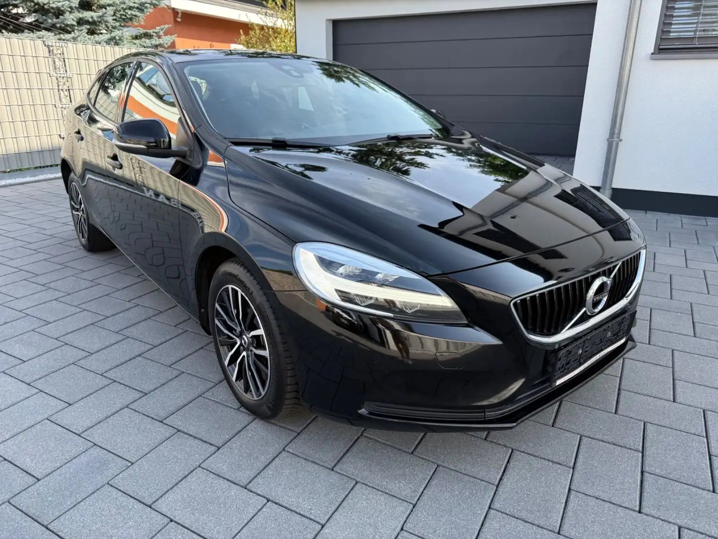 Volvo V40 Momentum Schwarz - 1