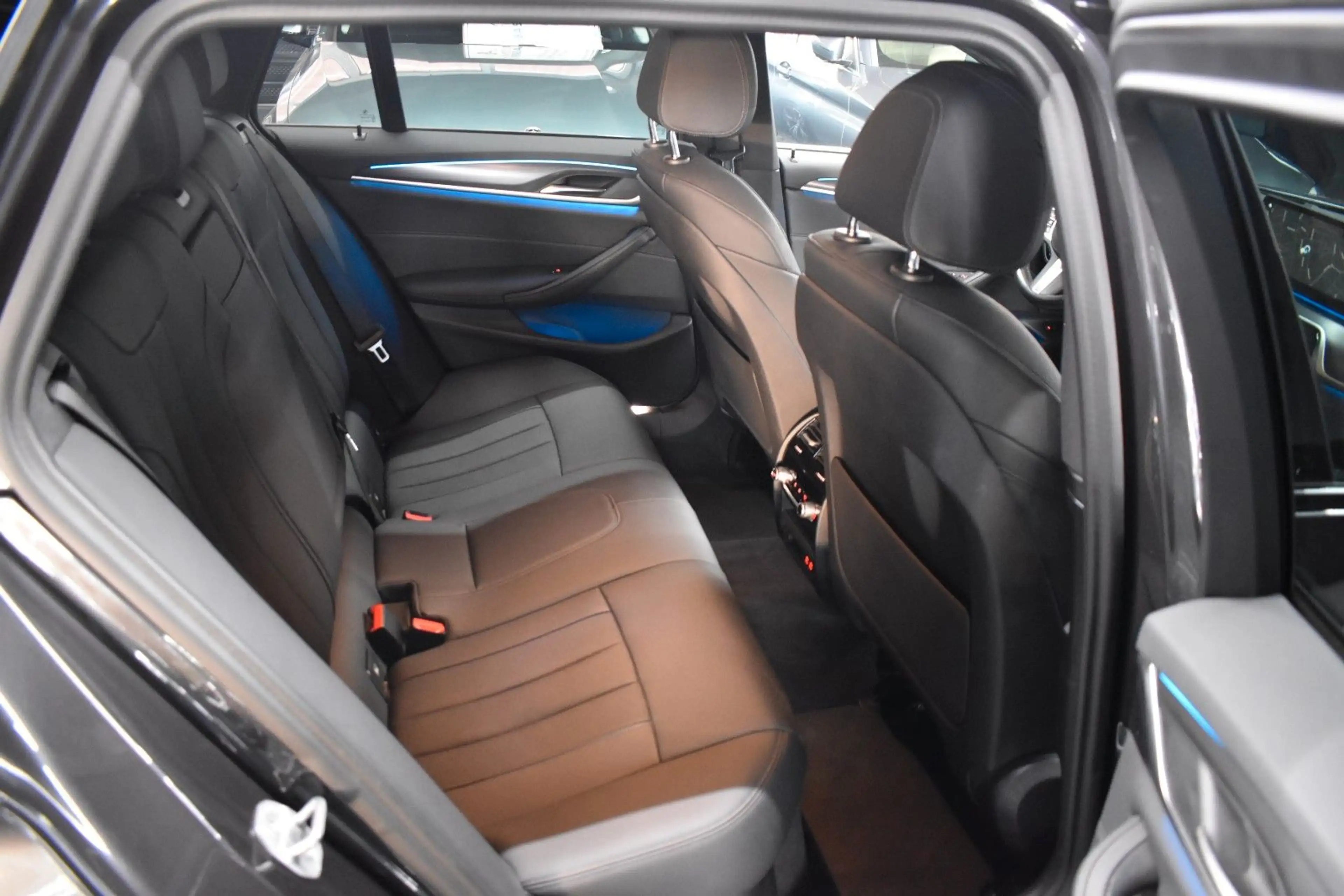 BMW 530 e Touring M SPORT*AHK*HEAD-UP*KAMERA*LASER* — photo 8
