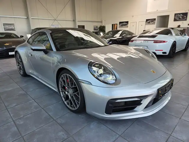 Porsche 911 view 6