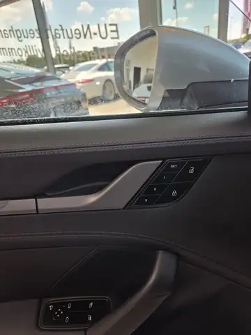 Porsche 911 view 13