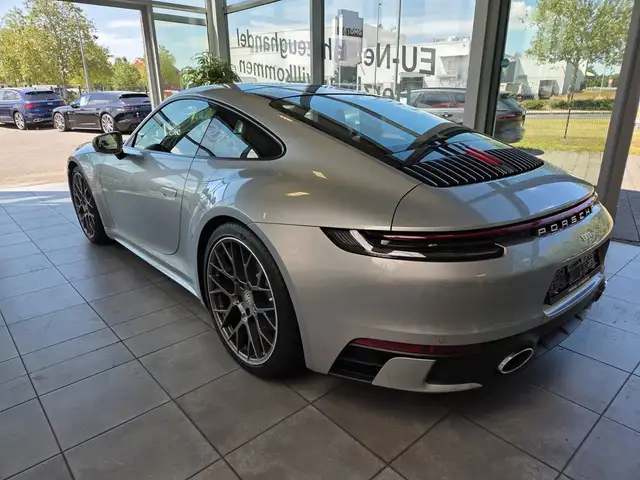 Porsche 911 view 10