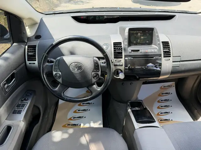 Toyota Prius view 7