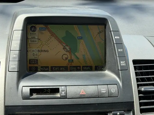 Toyota Prius view 9