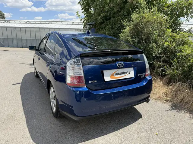 Toyota Prius view 6