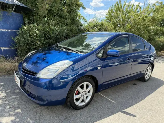 Toyota Prius view 4