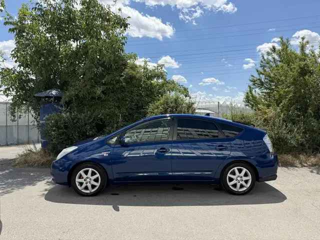 Toyota Prius view 5