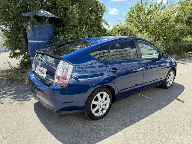 Toyota Prius view 3