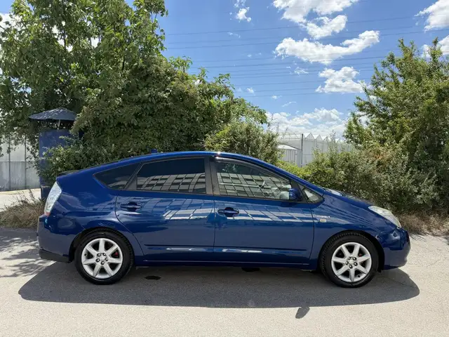 Toyota Prius view 2