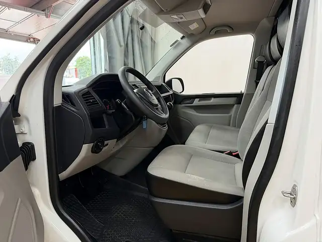 Volkswagen Transporter view 12