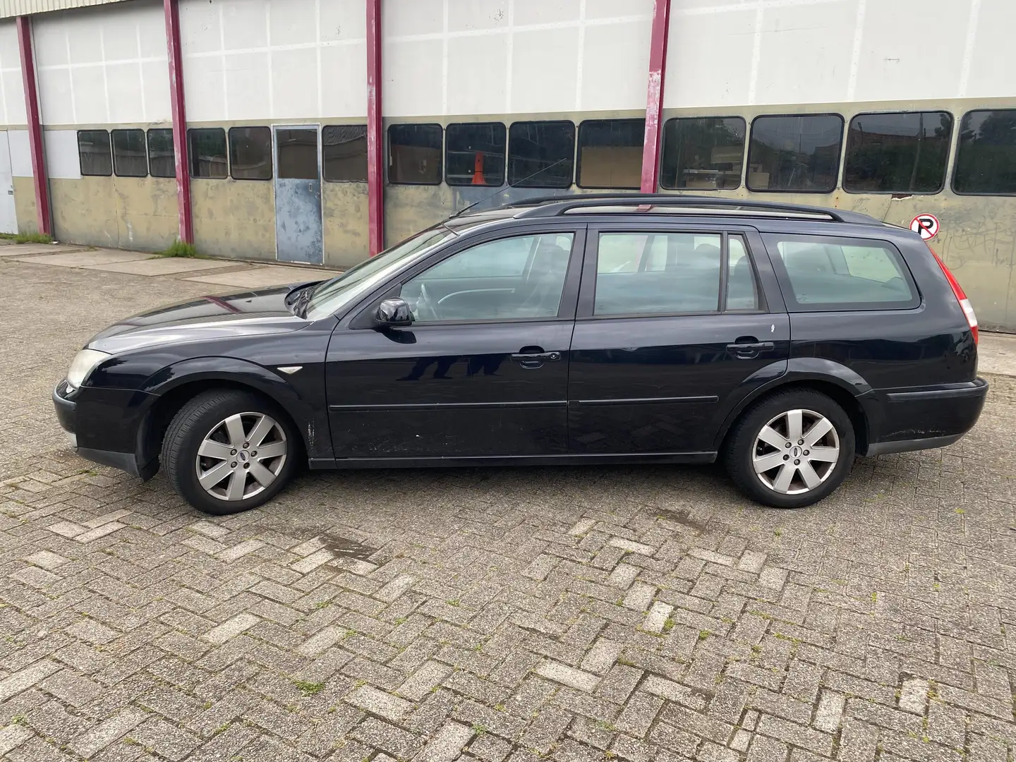Ford Mondeo 1.8 Futura Zwart - 2