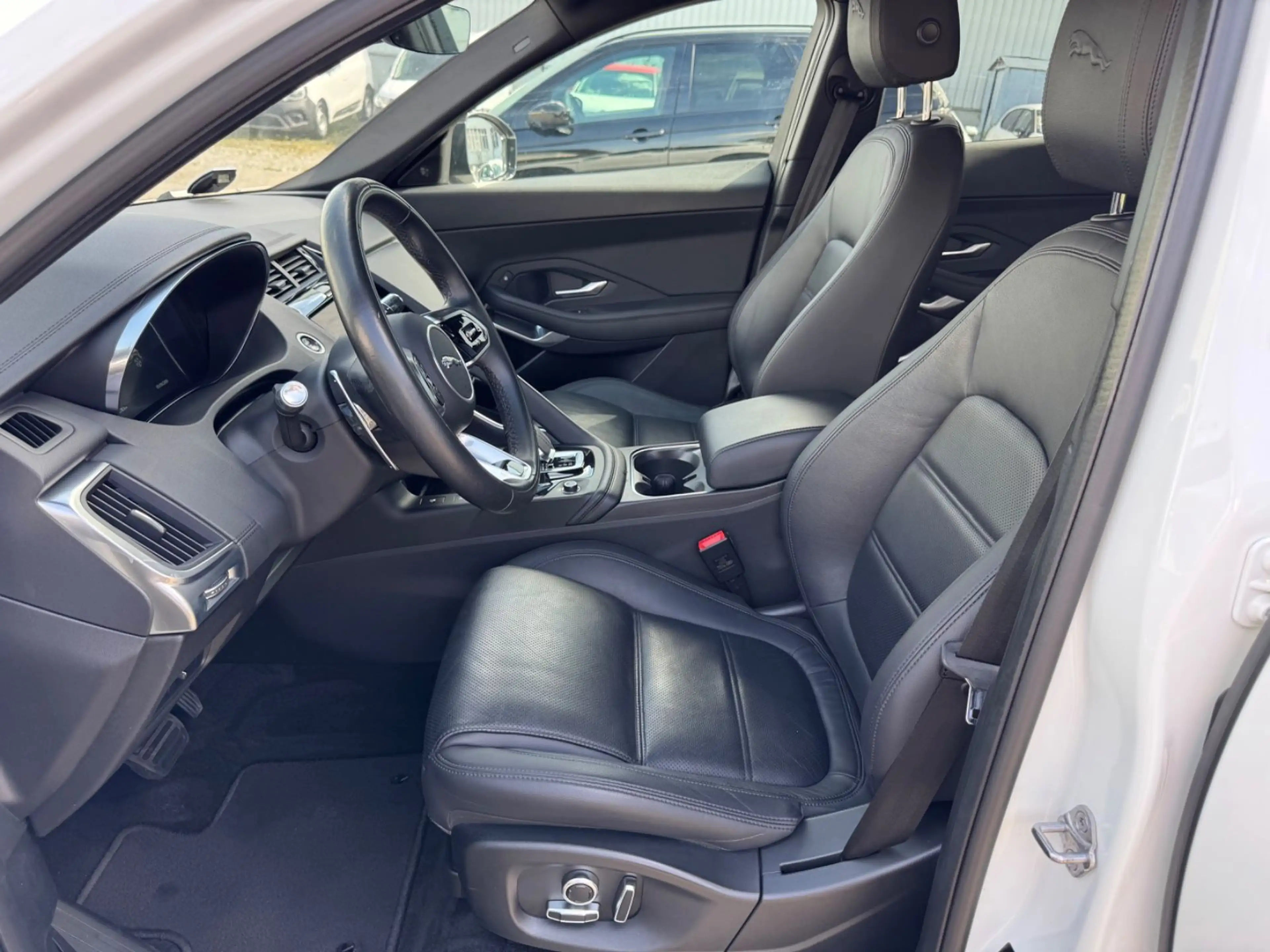 Jaguar E-Pace E-PACE SE AWD — photo 11