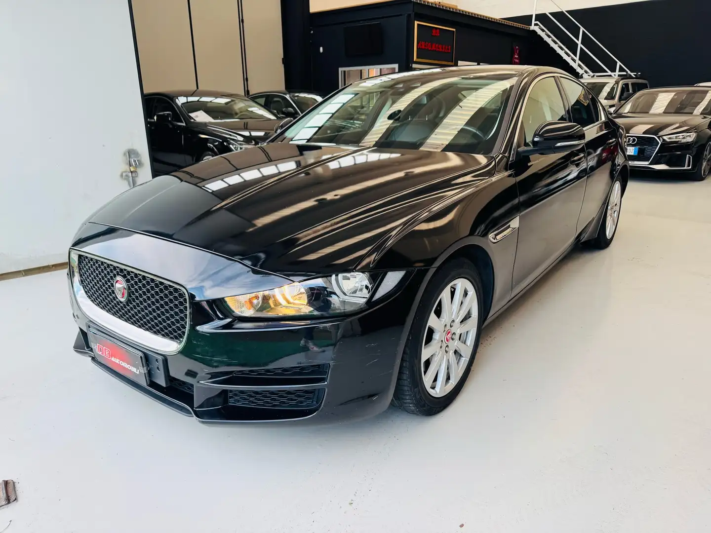 Jaguar XE XE 2.0d Prestige  portfolio edition 180cv auto Zwart - 1