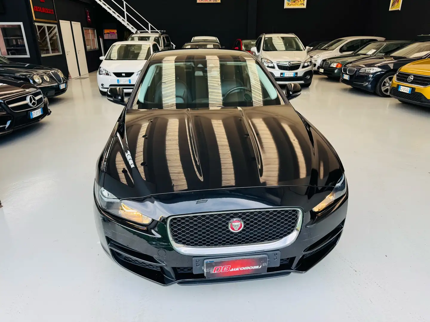 Jaguar XE XE 2.0d Prestige  portfolio edition 180cv auto Zwart - 2