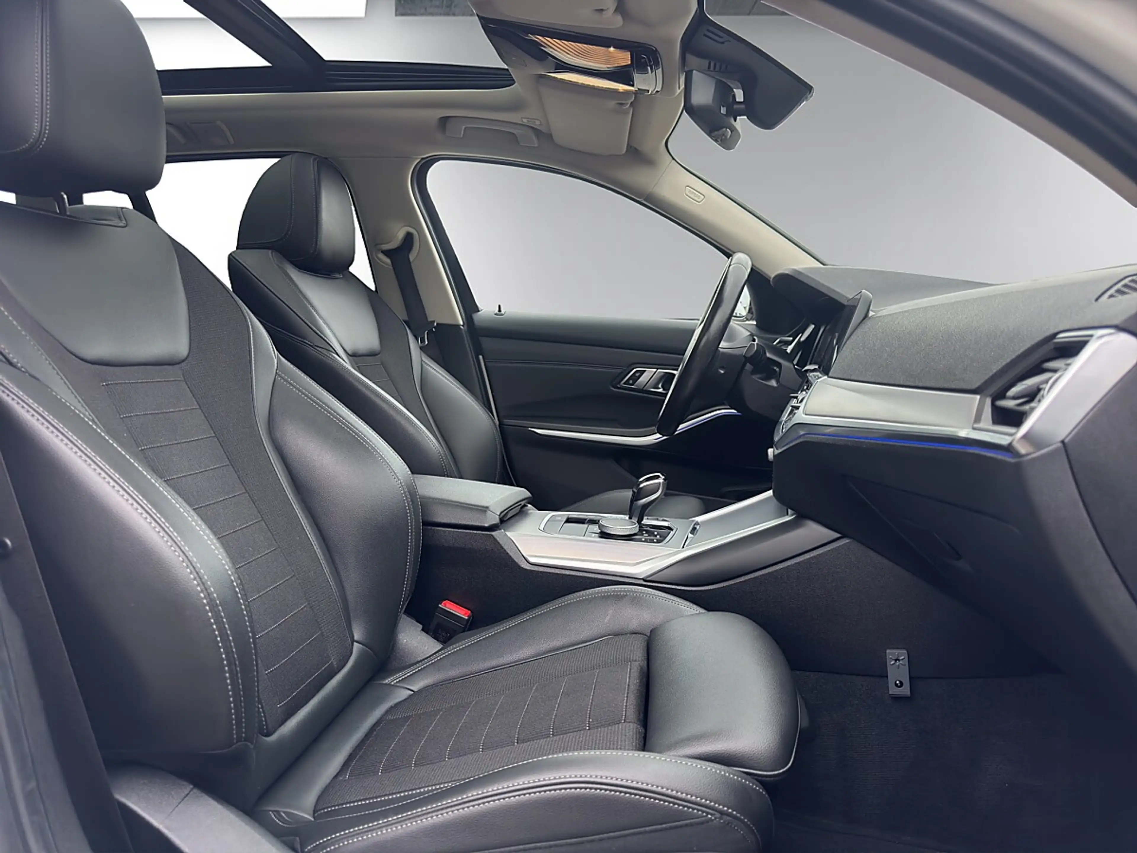 BMW 318 d Touring M-Packet *ACC*Lineasist*AHK*Virtual C... — photo 12