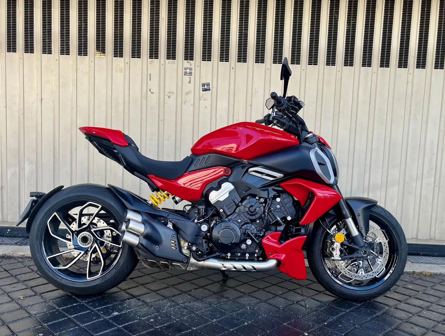 Ducati Diavel Roşu - 1