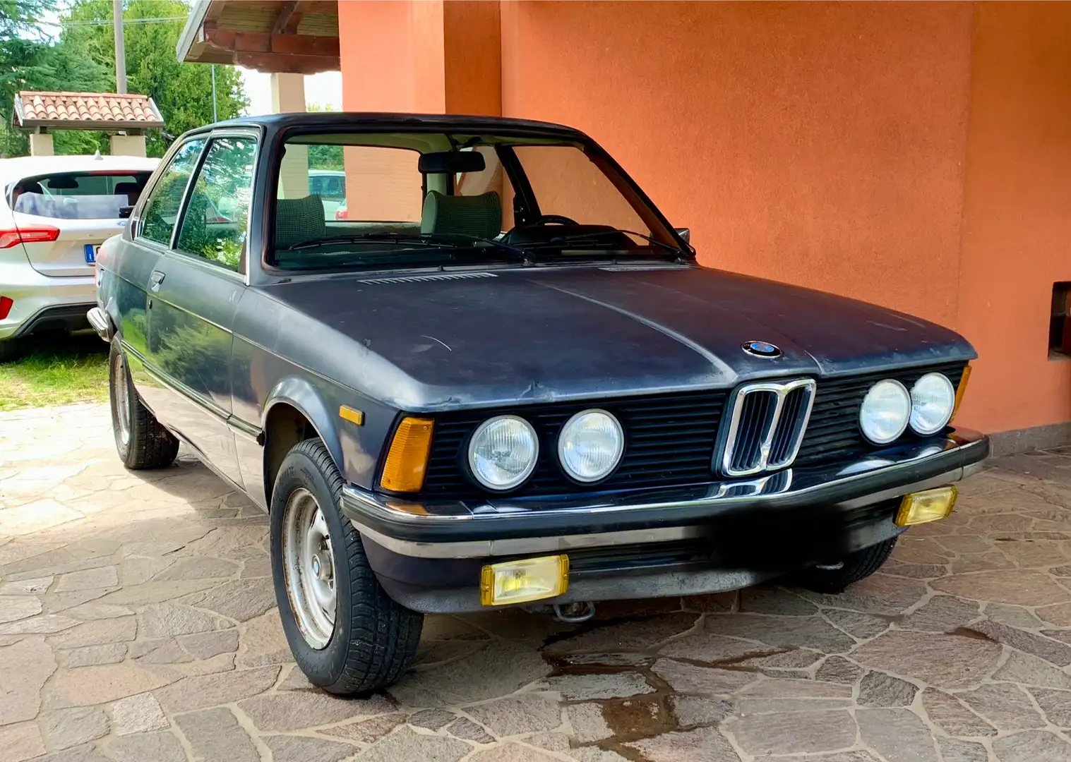 BMW 320 E21 320i - 2