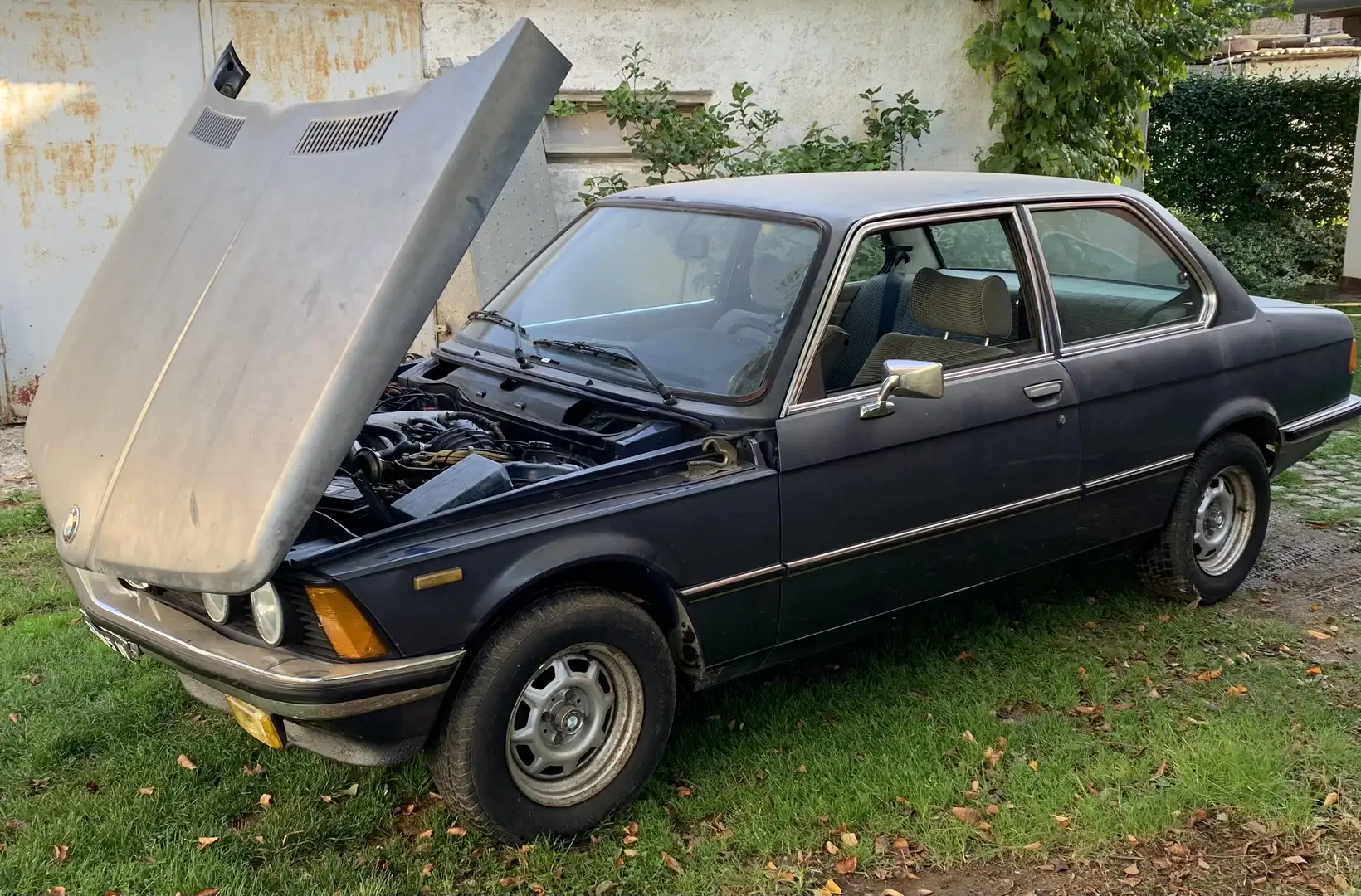 BMW 320 E21 320i - 1