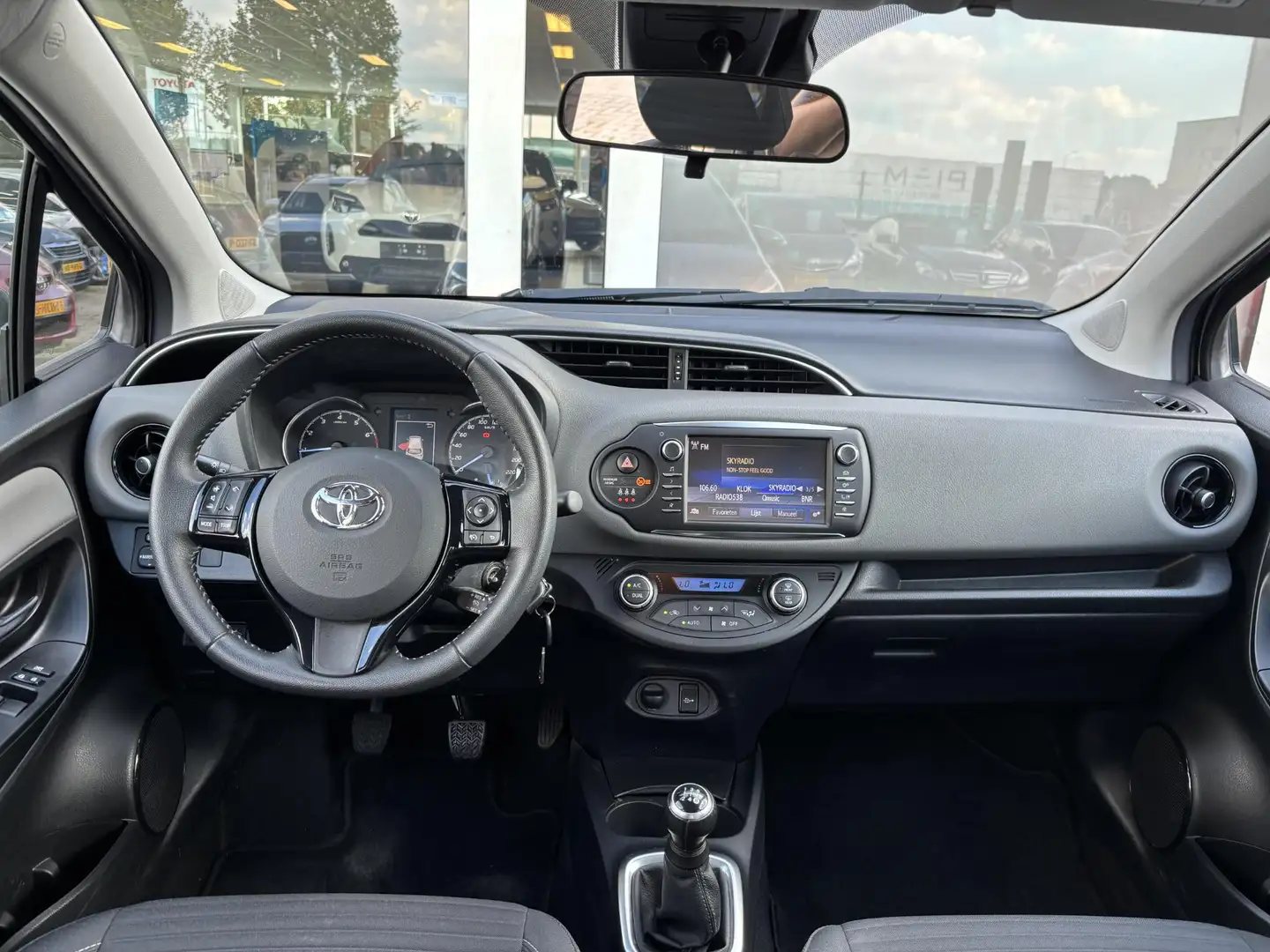Toyota Yaris 1.0 VVT-i Active | Climate Control | Cruise Contro Grijs - 2