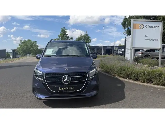 Mercedes-Benz 250 view 2