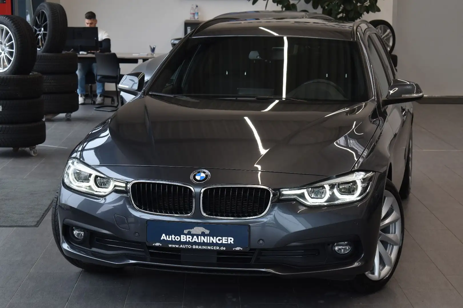 BMW 320 d Touring Aut. LED~Navi3D~HuD~SitzHzg.~PDC Grau - 1