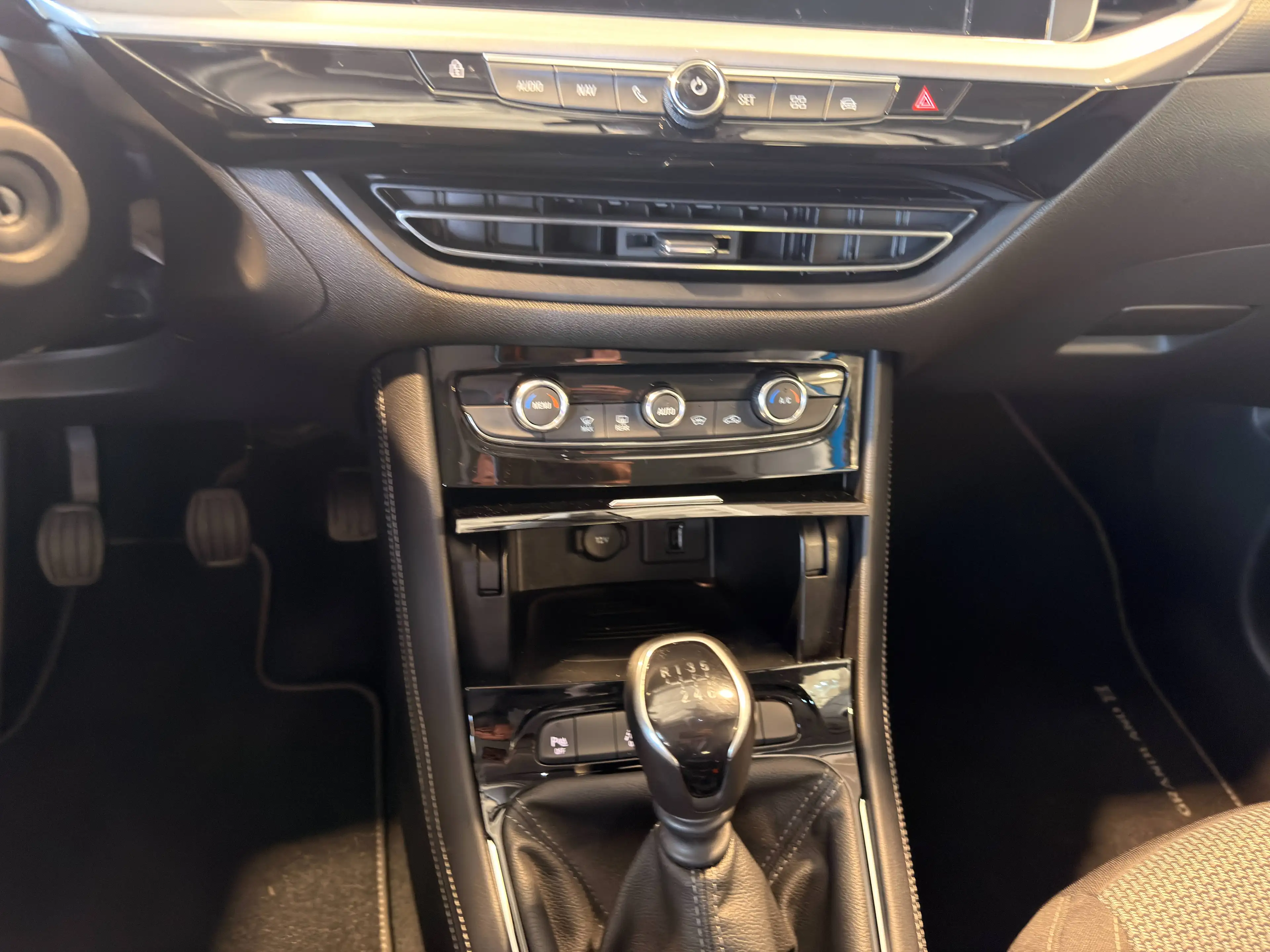 Opel Grandland X LED,Rückfahrkamera,Carplay.Sitz+Lenkradheizung,Alufelgen,PDC,USB! — photo 16