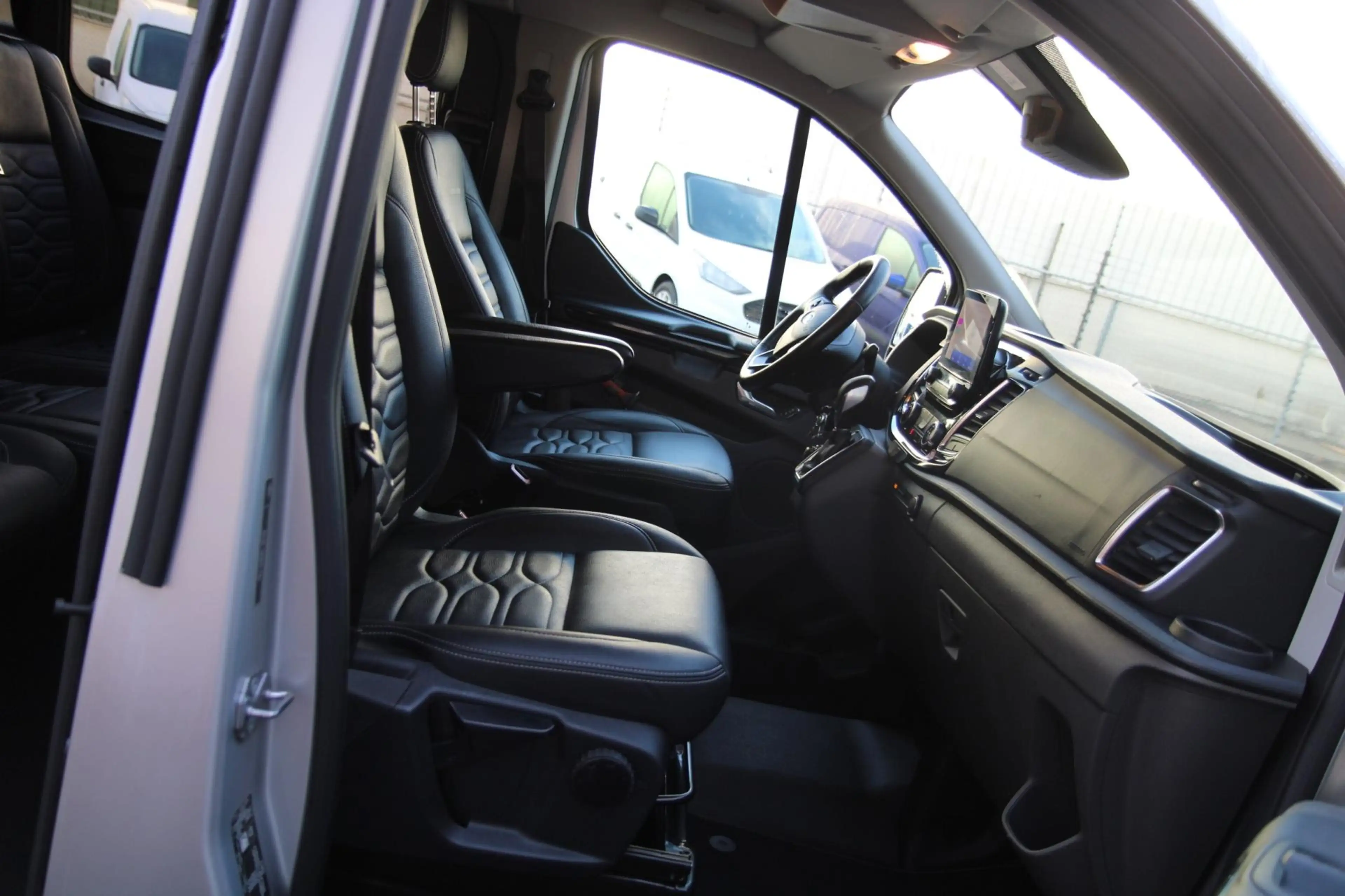 Ford Transit Custom 320 2.0 TDCI L2H1 Platinum Edition DC / Automaat 1 — photo 4