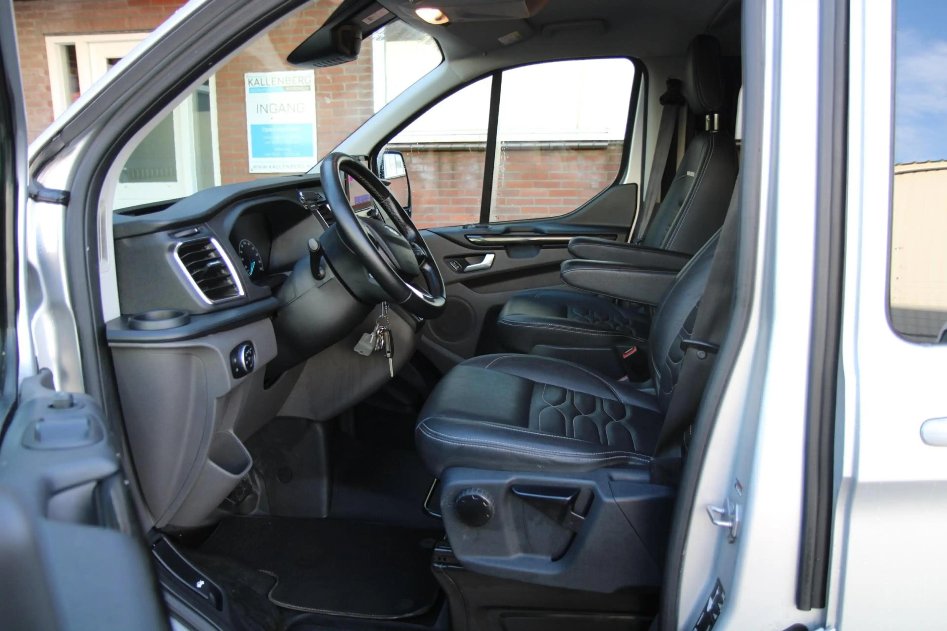 Ford Transit Custom 320 2.0 TDCI L2H1 Platinum Edition DC / Automaat 1 — photo 3