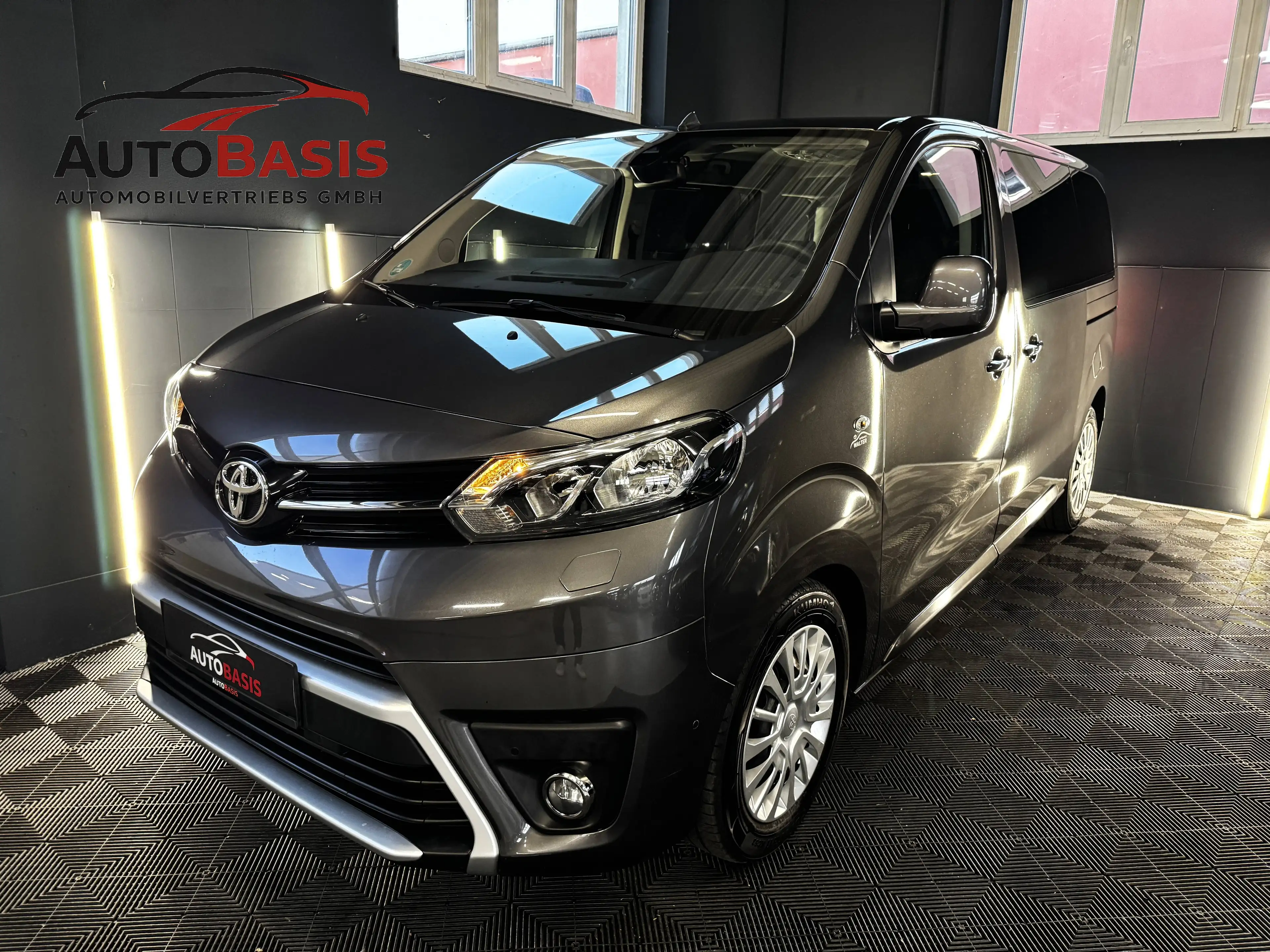 Toyota Proace Proace Verso 2,0 D-4D 150 Family 8-Sitzer/Kamera/PDC/2xSchiebetüre/Keyless
