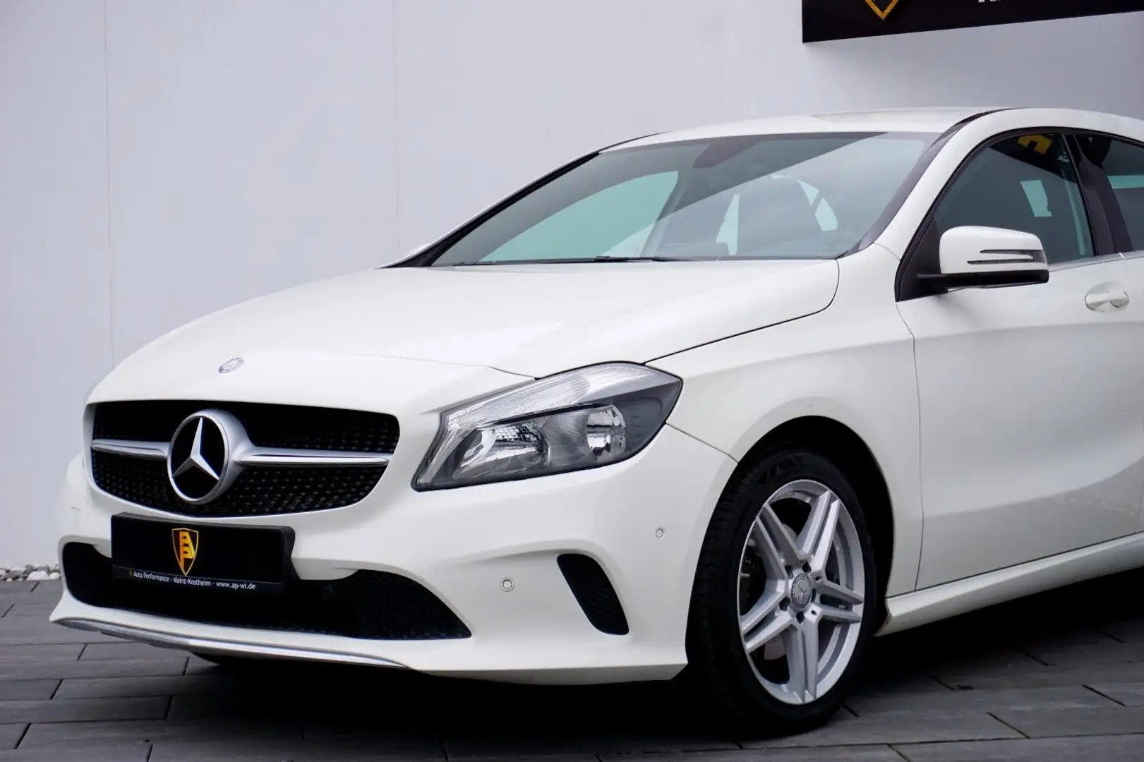 Mercedes-Benz A 180 BlueEfficiency Auomatik ~ Navi* Weiß - 2