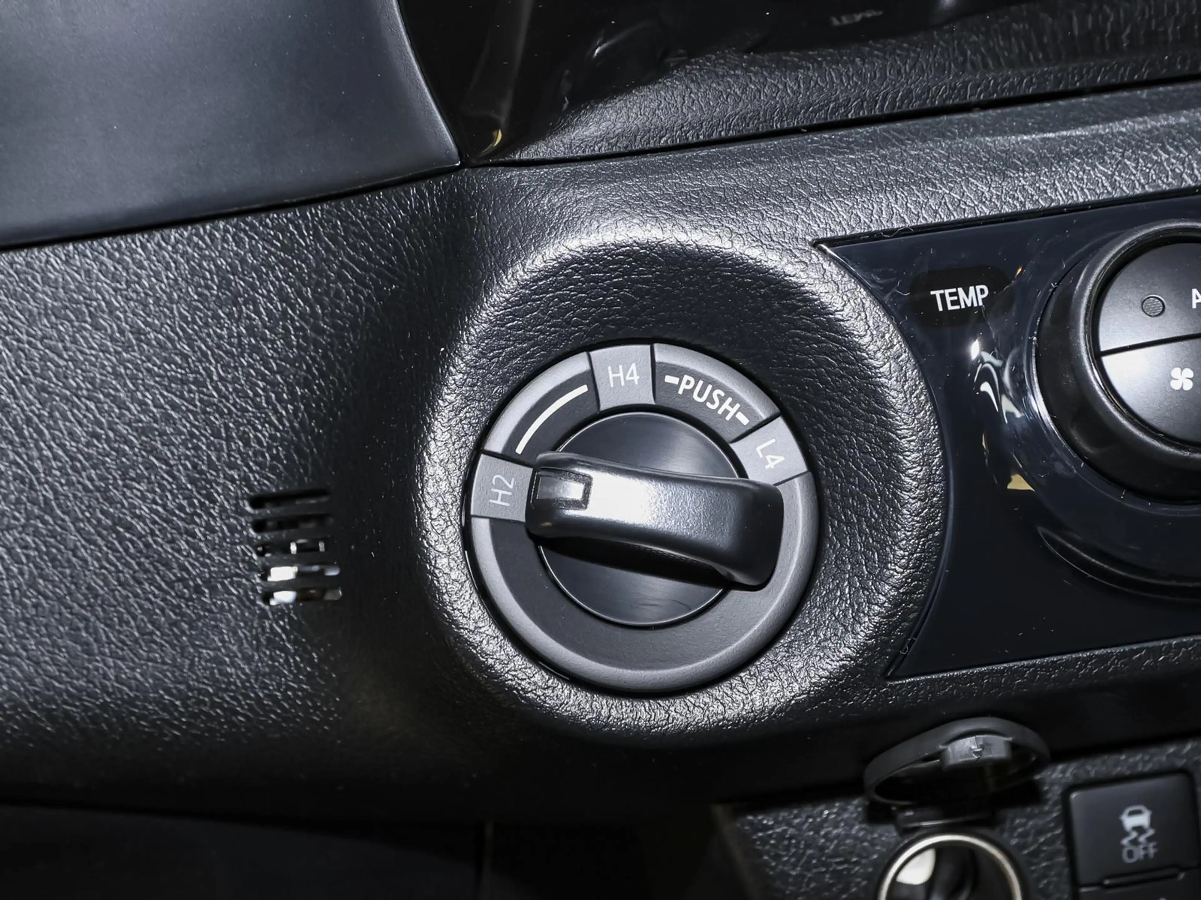 Toyota Hilux 2.8 D-4D Double Cab Invincible 4x4 AHK WKR — photo 11