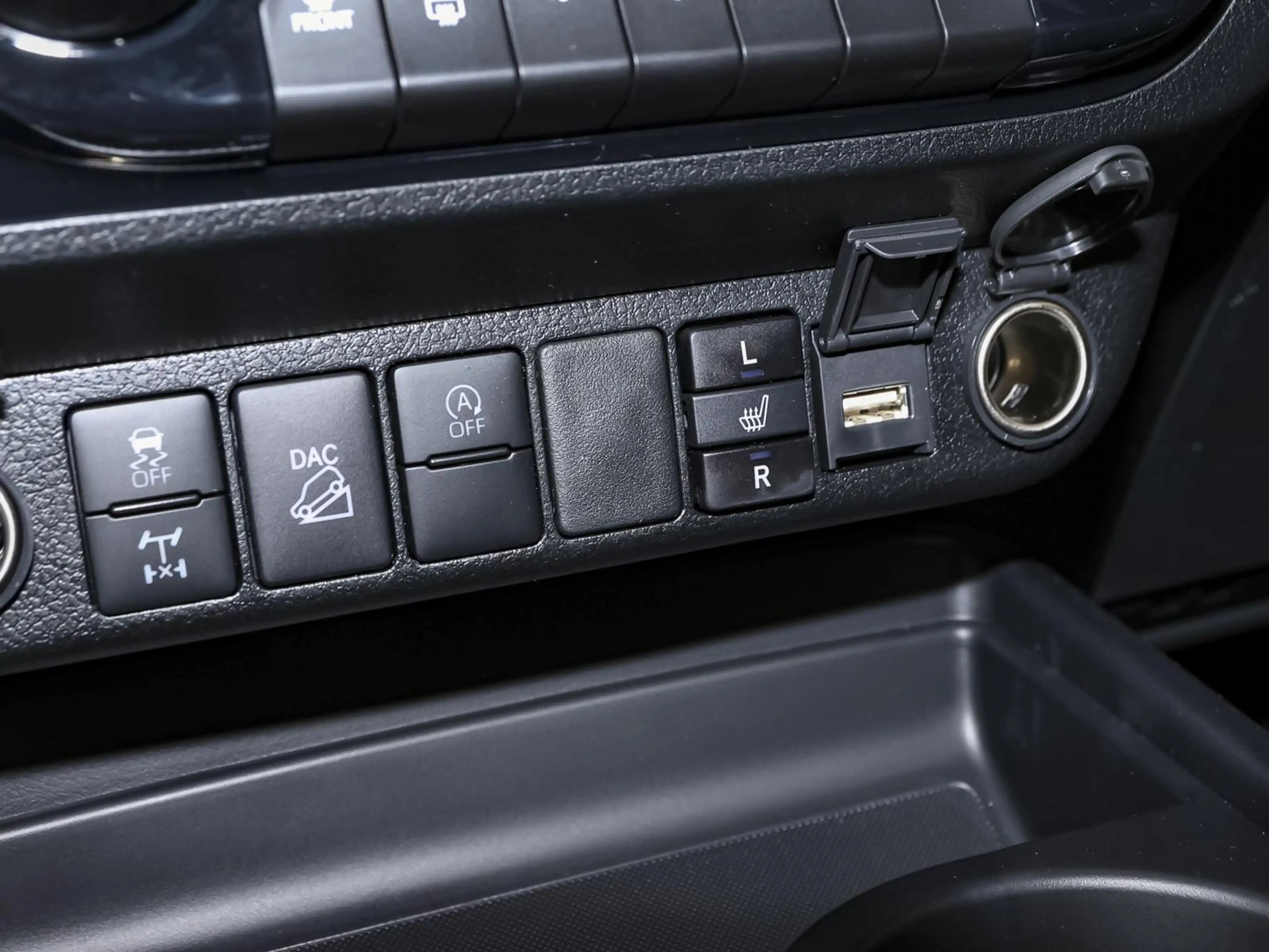 Toyota Hilux 2.8 D-4D Double Cab Invincible 4x4 AHK WKR — photo 10