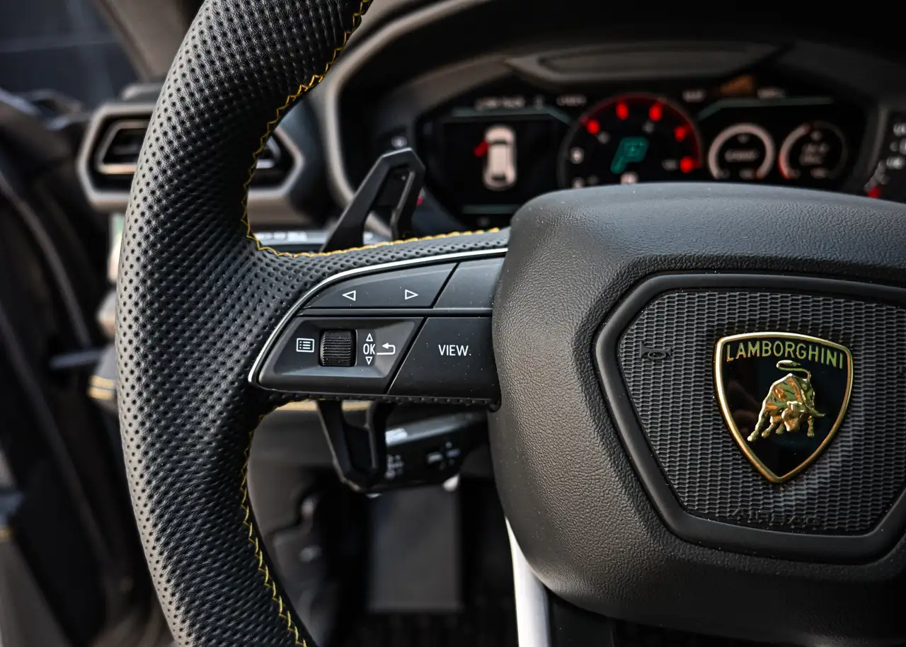 Lamborghini Urus снимка Lamborghini Urus