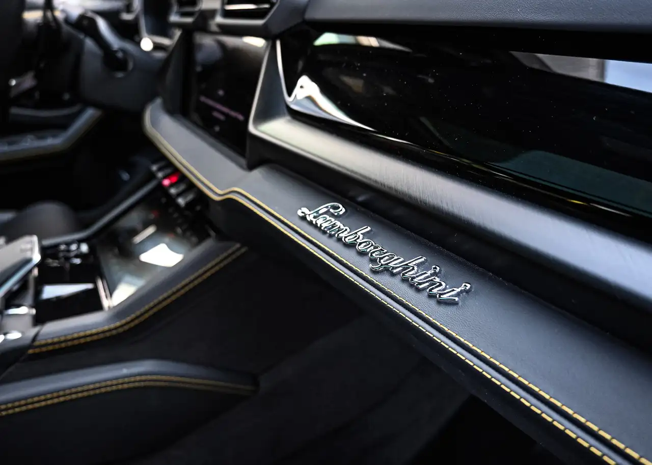 Lamborghini Urus снимка Lamborghini Urus