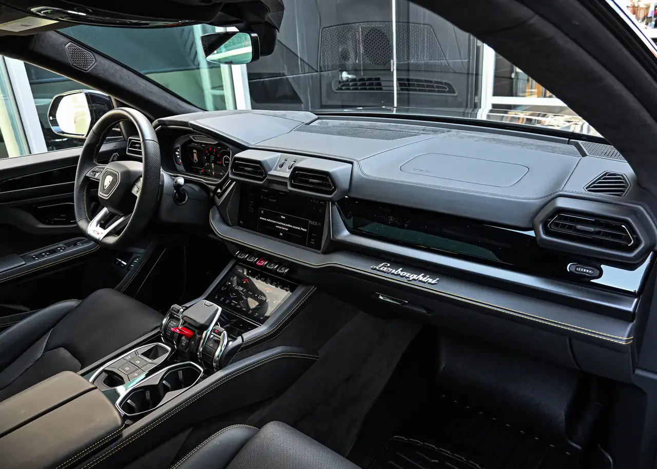 Lamborghini Urus снимка Lamborghini Urus