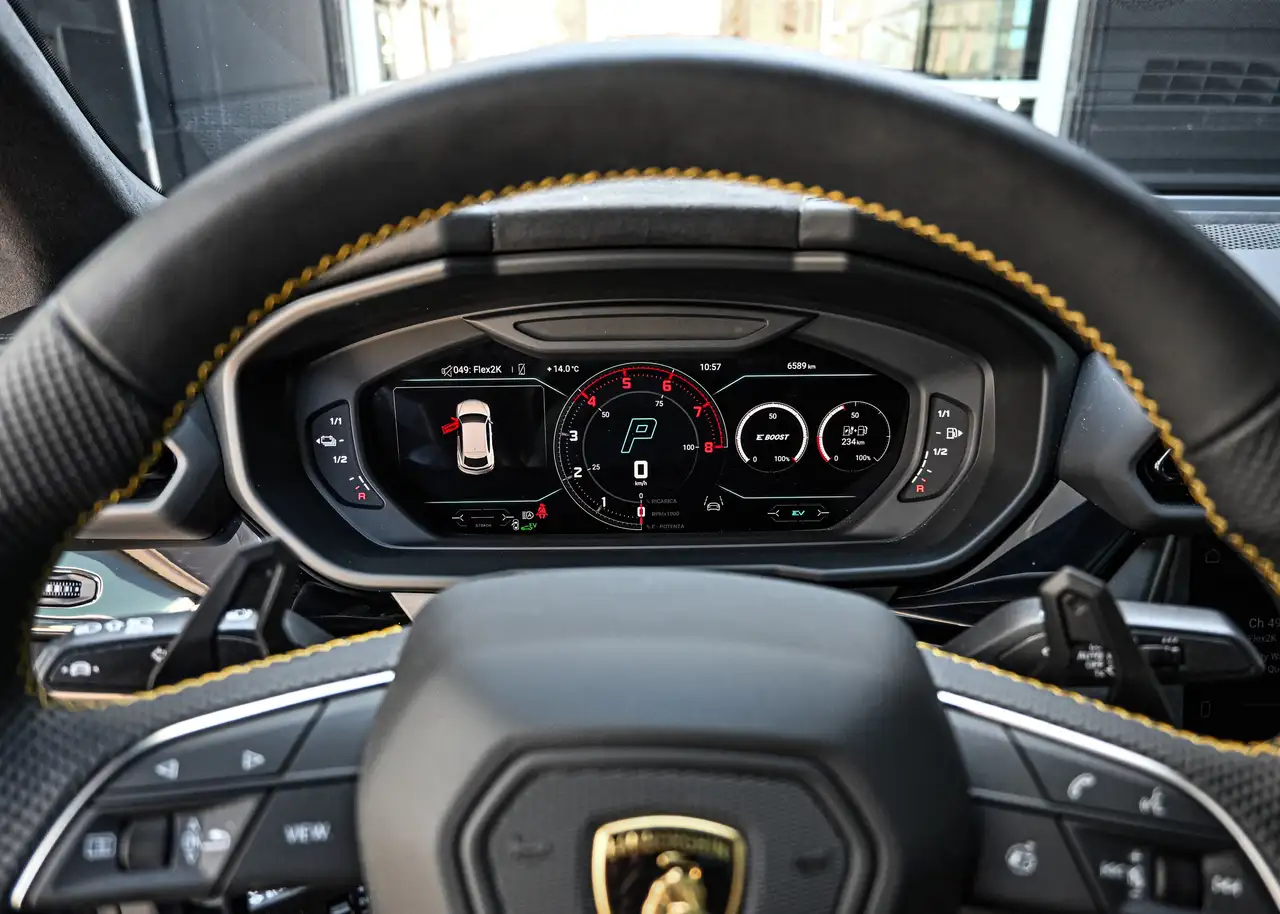 Lamborghini Urus снимка Lamborghini Urus