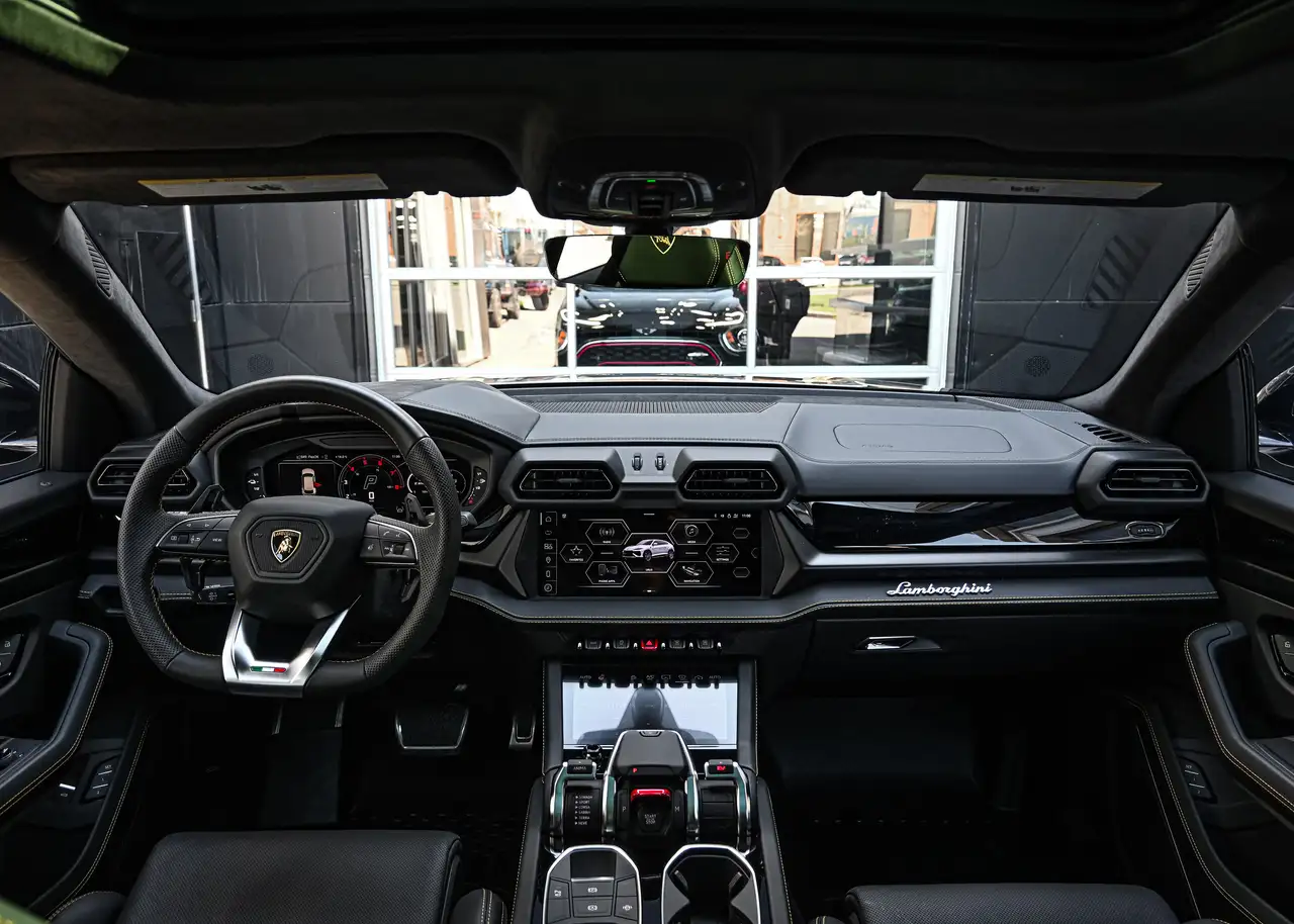 Lamborghini Urus снимка Lamborghini Urus
